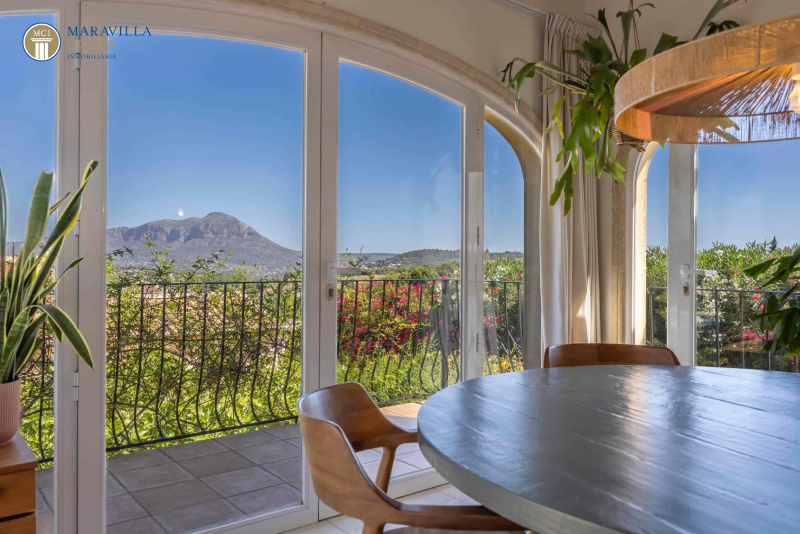 Charmante villa de style méditerranéen avec vue panoramique